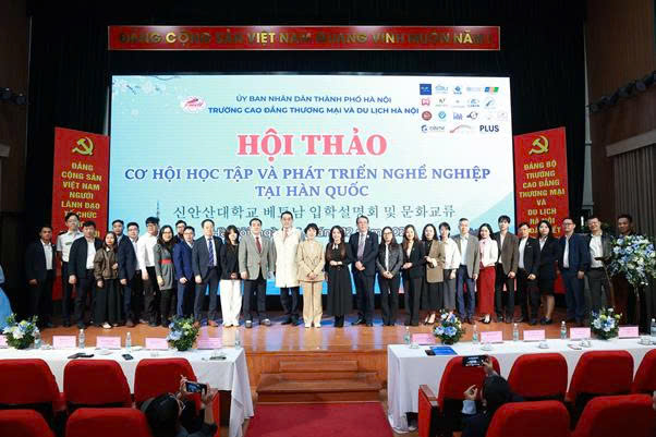 Đại diện Trường Đại học Shin Ansan (Hàn Quốc), Phòng Thương mại Hàn Quốc tại Việt Nam và lãnh đạo Trường Cao đẳng Thương mại và Du lịch Hà Nội tham dự Hội thảo “Cơ hội học tập và phát triển nghề nghiệp tại Hàn Quốc”