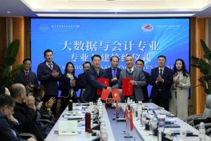 ThS. Nguyễn Hiếu, Phó Hiệu trưởng Nhà trường đại diện HCCT thực hiện Lễ Ký MOU với Trường Cao đẳng Kỹ thuật nghề Tài chính - Kinh tế Nam Kinh.