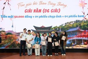 Sinh viên HCCT may mắn dành được các giải thưởng trong phần minigame