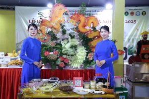 Sinh viên HCCT trong bộ trang phục ngành du lịch chỉn chu chuẩn bị sẵn sàng tiếp đón du khách với các gian hàng hấp dẫn