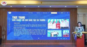 Cô Nguyễn Thị Thanh Chúc – Phó Trưởng phòng CTHSSV trình bày tham luận