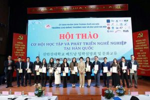 Đại diện Trường Đại học Shin Ansan cùng đại diện các đơn vị đối tác chiến lược chụp ảnh lưu niệm, đánh dấu sự thành công của chuỗi ký kết hợp tác đa phương trong lĩnh vực giáo dục và phát triển nguồn nhân lực.