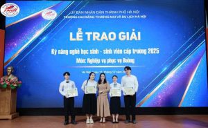 Cô Nguyễn Thị Hồng Ngọc, Trưởng khoa Khách sạn du lịch trao giải cho các thí sinh đạt giải môn: Nghiệp vụ phục vụ Buồng