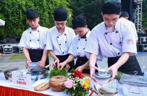 Sinh viên HCCT chuẩn bị kỹ càng, tinh tế, có sự hòa hợp giữa món ăn và trang phục