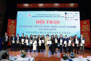 Đại diện Trường Cao đẳng Thương mại và Du lịch Hà Nội trao quà lưu niệm cho đại diện Trường Đại học Shin Ansan, khẳng định tình hữu nghị và cam kết đồng hành bền chặt.