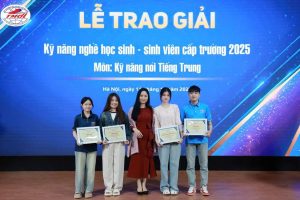 Cô Lê Diệu Thúy, Trưởng phòng Công tác HSSV trao giải cho các thí sinh đạt giải môn: Kỹ năng nói Tiếng Trung Quốc