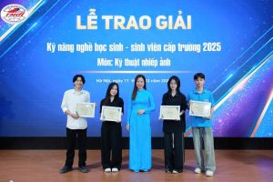 Cô Trần Thùy Linh, Phó Trưởng khoa Kinh doanh thương mại trao giải cho các thí sinh đạt giải môn: Kỹ thuật nhiếp ảnh