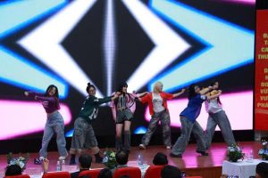 Tiết mục biểu diễn K-pop sôi động do sinh viên Khoa New K-Pop, Trường Đại học Shin Ansan