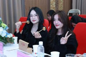 Sinh viên HCCT có  dịp trải nghiệm văn hóa ẩm thực kimbap Hàn Quốc