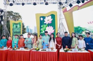 Các bạn sinh viên HCCT chuẩn bị kỹ càng, tinh tế, có sự hòa hợp giữa món ăn và trang phục