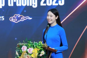 sinh viên Vũ Thị Lan Hương, lớp Quản trị dịch vụ du lịch và lữ hành 15C chia sẻ cảm xúc tại buổi lễ