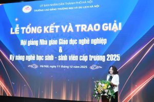 Tiến sĩ Trịnh Thị Thu Hà, Bí thư Đảng ủy, Hiệu trưởng nhà trường đã phát biểu tại buổi lễ