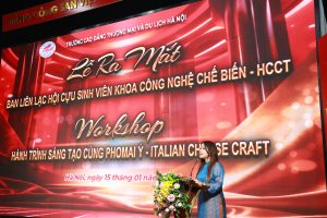 Cô Nguyễn Thị Hồng Hoa – Phó Bí thư Đảng ủy - Phó Hiệu trưởng Nhà trường phát biểu tại buổi lễ