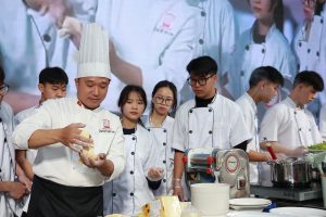 Chef Đỗ Văn Linh hướng dẫn từng thao tác, kỹ năng nghề cho sinh viên