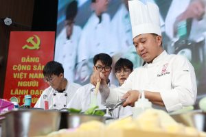 Chef Đỗ Văn Linh hướng dẫn từng thao tác, kỹ năng nghề cho sinh viên