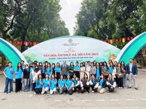 Thầy cô và sinh viên HCCT tham dự buổi tọa đàm