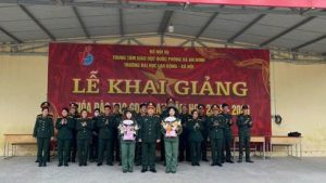 (Thầy Nguyễn Hải Thanh, PGĐ TT GDQP&AN - Trường Đại học Lao động – Xã hội tặng hoa tuyên dương 2 sinh viên)