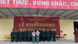 Sinh viên Nguyễn Phương Thúy và Trần Thu Thảo lớp TDPT17B tại buổi tuyên dương