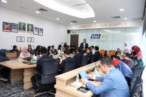 Trịnh Thị Thu Hà, Bí thư Đảng ủy, Hiệu trưởng Nhà trường làm việc với lãnh đạo Đại học UniKL