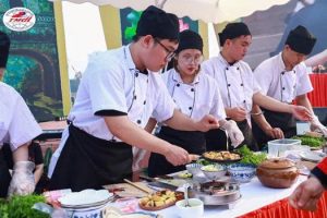 SV khoa CNCB thực hành làm Chả cá Lã Vọng