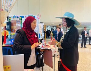 Trịnh Thi Thu Hà cùng với các giảng viên và sinh viên trải nghiệm làm bánh với Khoa Công nghệ ẩm thực