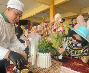 Cùng với giảng viên và sinh viên Khoa Công nghệ ẩm thực