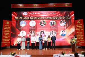 Cô Nguyễn Thị Hồng Hoa – Phó Bí thư Đảng ủy - Phó Hiệu trưởng chụp ảnh lưu niệm cùng Ban Liên lạc Cựu sinh viên Khoa Công nghệ Chế biến