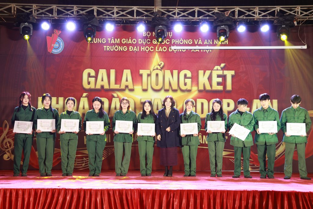 Tiến sĩ Trịnh Thị Thu Hà Bí thư Đảng ủy, Hiệu trưởng trao phần thưởng chi sinh viên