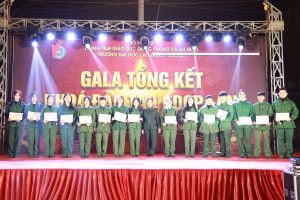 Đại diện Trung tâm trao phần thưởng cho sinh viên