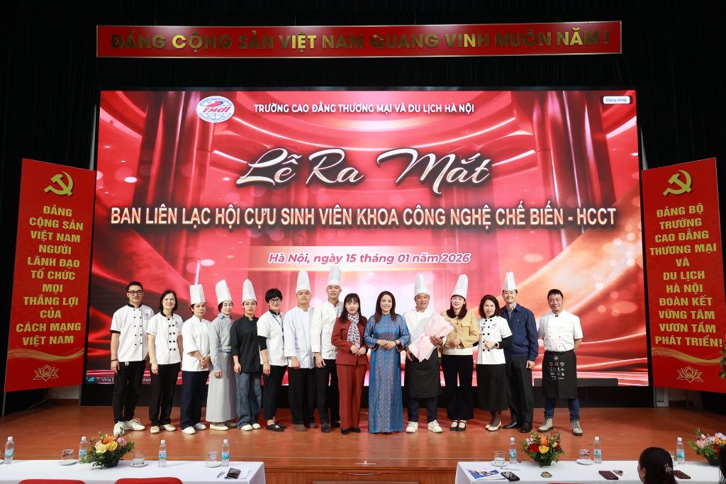 Ban Liên lạc chụp ảnh lưu niệm cùng các Thầy, cô khoa Công nghệ chế biến