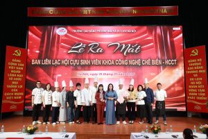 Ban Liên lạc chụp ảnh lưu niệm cùng các Thầy, cô khoa Công nghệ chế biến