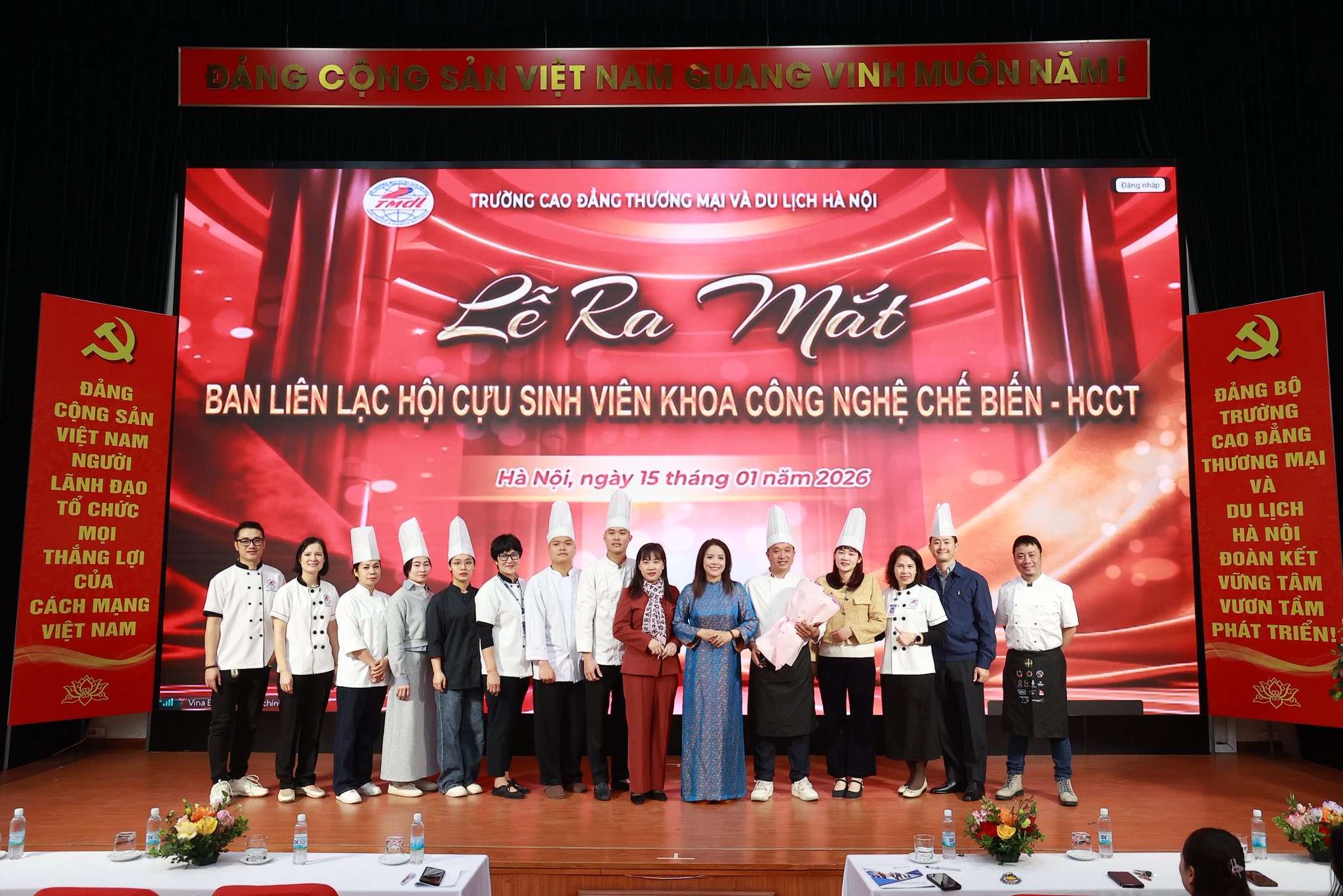 Ban Liên lạc chụp ảnh lưu niệm cùng các Thầy, cô khoa Công nghệ chế biến