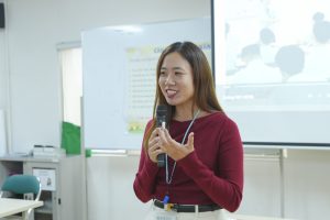 Cô Trần Thùy Linh – Phó Trưởng Khoa Kinh doanh Thương mại phát biểu tại buổi tổng kết