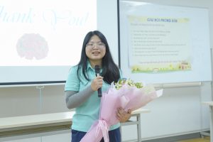 Sinh viên Đặng Thị Ngọc Diễm – Lớp trưởng lớp KTĐ17A chia sẻ cảm xúc tại buổi tổng kết