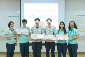 Đại diện Công ty TNHH Canon Việt Nam: Chị Nguyễn Thị Thanh Lịch – Phó Giám đốc Bộ phận Nhân sự và chị Hoàng Thị Giáp – Quản đốc cấp cao Phòng Lắp ráp trao phần thưởng khích lệ cho các bạn sinh viên có hoạt động nổi bật trong kỳ thực tập