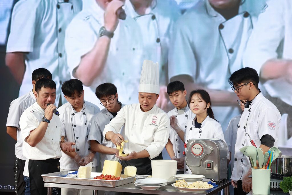 Chef Đỗ Văn Linh - Nghệ nhân ẩm thực, Chủ thương hiệu The Pasta House hướng dẫn sinh viên tại Workshop