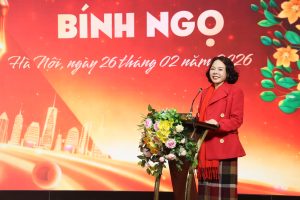 TS. Trịnh Thị Thu Hà – Bí thư Đảng ủy, Hiệu trưởng Nhà trường chúc Tết tập thể cán bộ, viên chức, người lao động