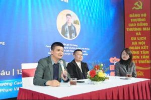 Ông Vũ Cường trao đổi về những câu chuyện nghề hướng dẫn viên