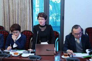 Cô Cao Thị Thu Huyền Trưởng khoa Ngoại ngữ phát biểu tại buổi tổng kết