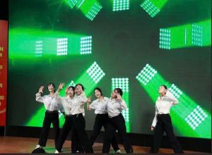 Sinh viên HCCT nhận thưởng sau mini game & biểu diễn tiết mục nhảy sôi động tại chương trình