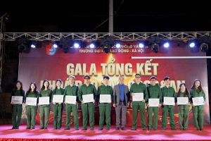 Thầy Nguyễn Hiếu, Phó hiệu trưởng trao khen thưởng cho sinh viên HCCT