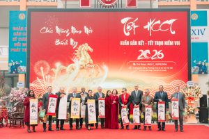 Những bức thư pháp do cựu sinh viên HCCT Nguyễn Ngọc Ánh thực hiện được trao tặng tới các Đại sứ, lan tỏa giá trị văn hóa Việt