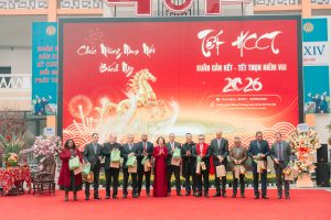 Các đại biểu chụp ảnh lưu niệm