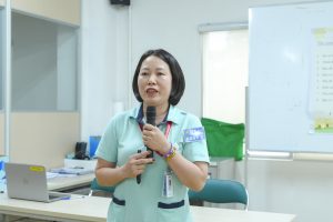 Bà Hoàng Thị Giáp – Quản đốc cấp cao Phòng Lắp ráp nhận xét đánh giá sinh viên trong kỳ thực tập