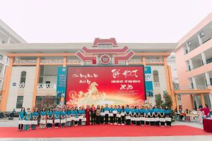 TS. Trịnh Thị Thu Hà – Hiệu trưởng trao quà cho HSSV có hoàn cảnh khó khăn