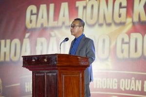 Thầy Nguyễn Hiếu, Phó hiệu trưởng phát biểu tại đêm Gala