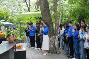 Đoàn thắp hương tri ân.