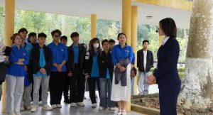 Đoàn được tổ hướng dẫn viên thuyết minh về Khu di tích K9.