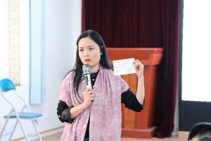 Cô Lê Diệu Thúy, Trưởng phòng CT HSSV hướng dẫn sinh viên quy trình bầu cử