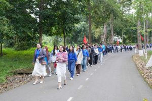 Đồng chí Bùi Thị Huyền, Bí thư Đoàn và đồng chí Lê Ngọc, Phó Bí thư Đoàn dẫn đoàn tham quan.